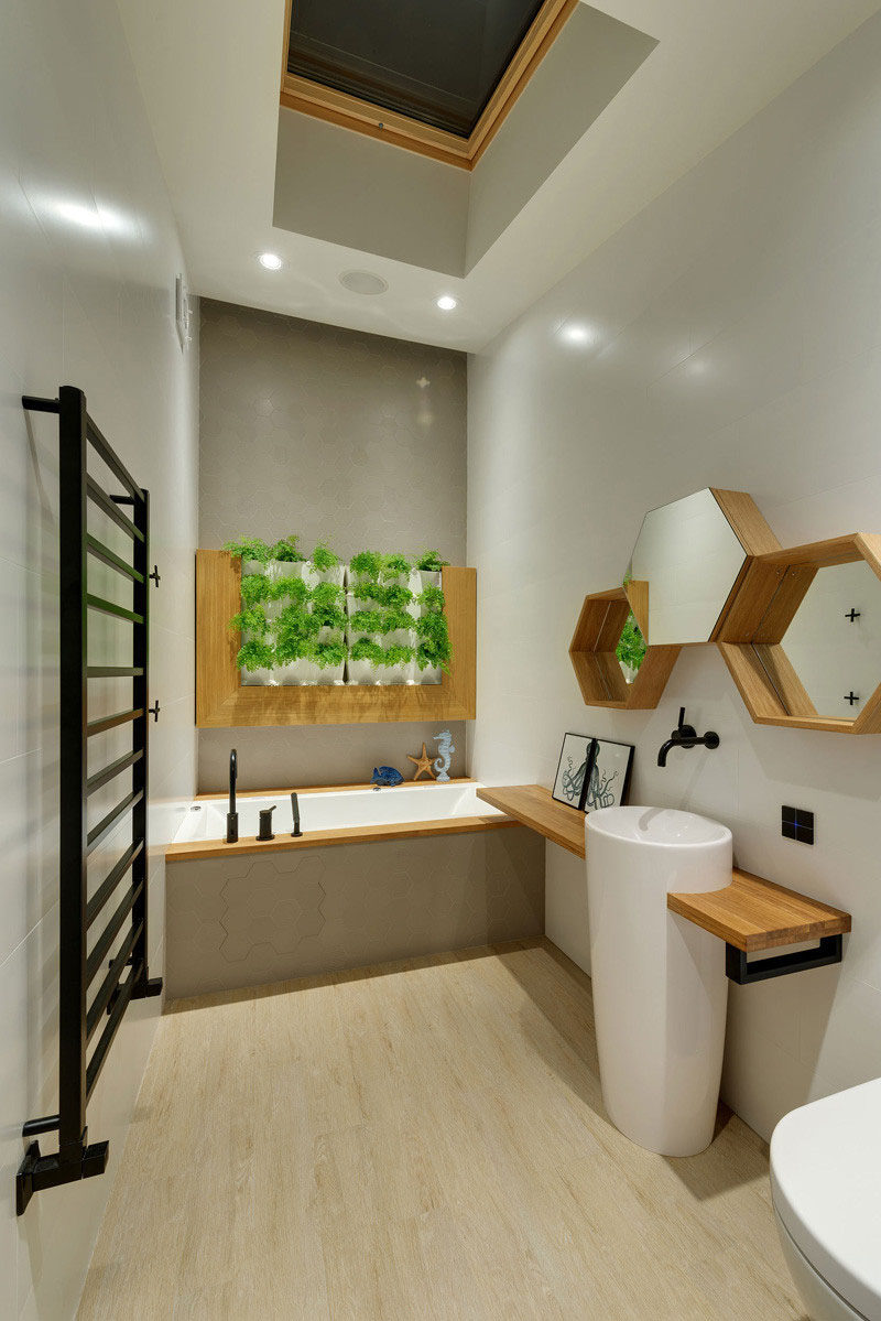 19 идей использования шестиугольников в дизайне интерьеров и архитектуре // Шестиугольное зеркало и полки в деревянной раме добавлены в эту ванную комнату, чтобы добавить немного декоративности.