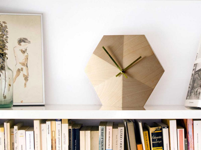 19 идей использования шестиугольников в дизайне интерьера и архитектуре // Эти шестиугольные настенные часы - отличный способ привнести модные тенденции в ваш дом, не покрывая стены или пол.