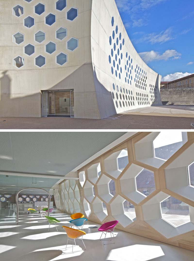 19 идей использования шестиугольников в дизайне интерьеров и архитектуре // Все окна этой библиотеки / кинотеатра во Франции представляют собой шестиугольники, выходящие на улицы Лон-ле-Сонье.