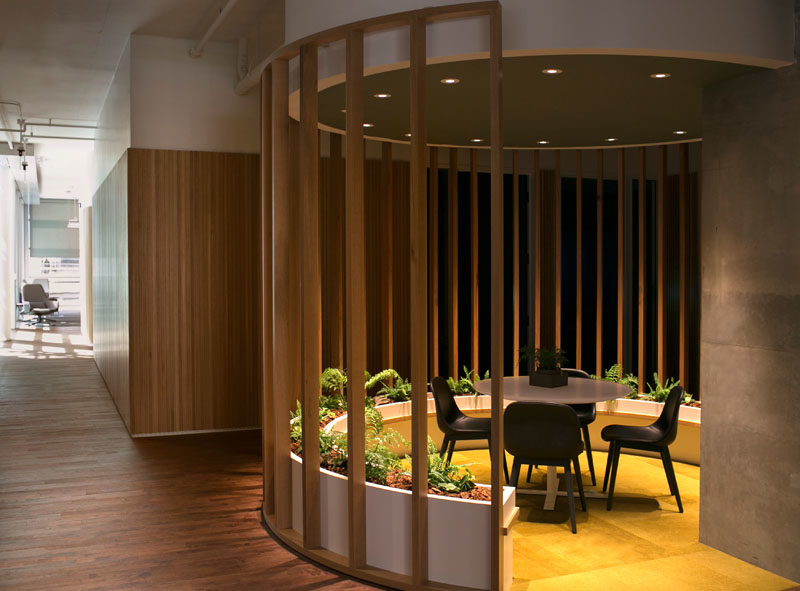 Идеи для рабочего места - Дизайн этой современной общей гостиной с кашпо был вдохновлен Кольцами Феи, найденными в лесу. # Дизайн рабочего места # Дизайн офиса # Дизайн сиденья # Коммунальные сиденья # Дизайн интерьера