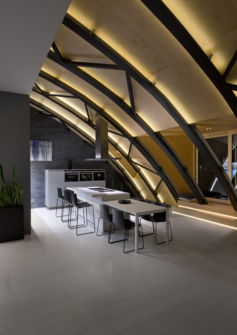 Этот современный интерьер квартиры имеет декоративный элемент потолка со скрытой подсветкой. # Дизайн квартиры # Потолок # Освещение