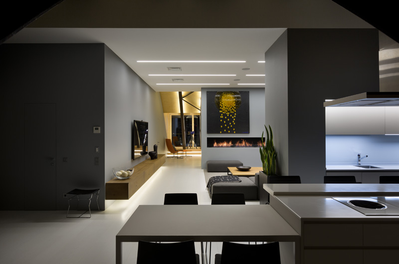 В интерьере современной квартиры присутствует декоративный элемент потолка со скрытой подсветкой. # Дизайн квартиры # Потолок # Освещение