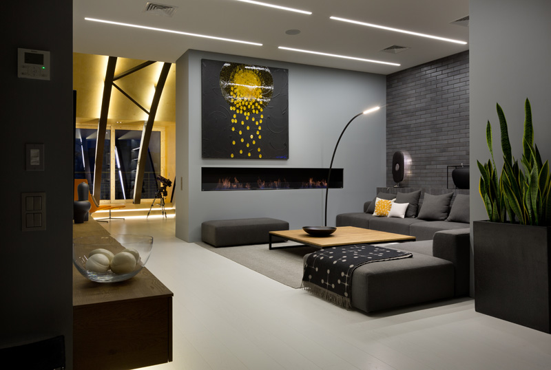 Этот современный интерьер квартиры имеет декоративный элемент потолка со скрытой подсветкой. # Дизайн квартиры # Потолок # Освещение