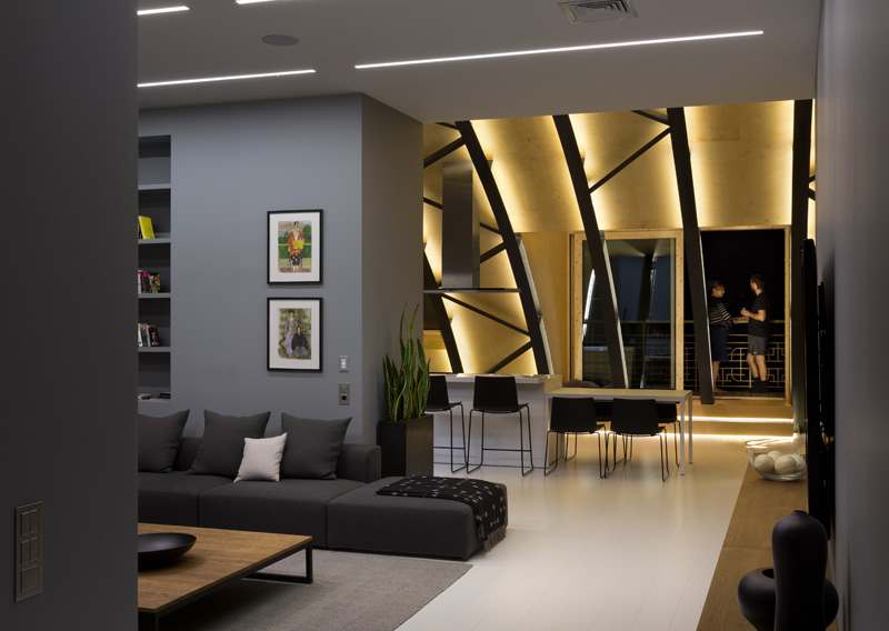 В интерьере современной квартиры присутствует декоративный элемент потолка со скрытой подсветкой. # Дизайн квартиры # Потолок # Освещение