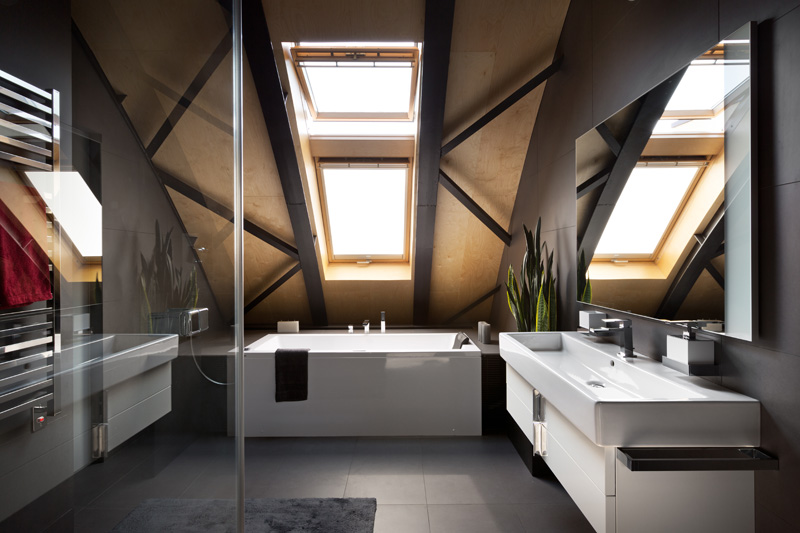 В интерьере современной квартиры присутствует декоративный элемент потолка со скрытой подсветкой. # Дизайн квартиры # Потолок # Освещение # Ванная