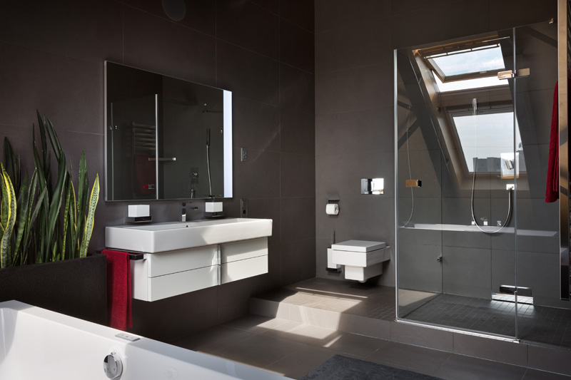 Белые акценты контрастируют с серыми стенами и полом в этой современной ванной комнате. #BathroomDesign #GreyBathroom