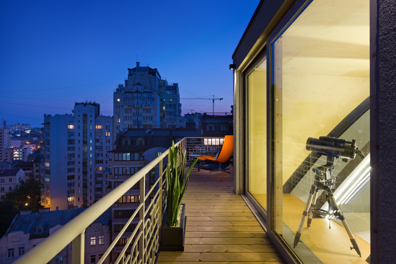 Современные апартаменты с балконом, с которого открывается вид на город. #Балкон