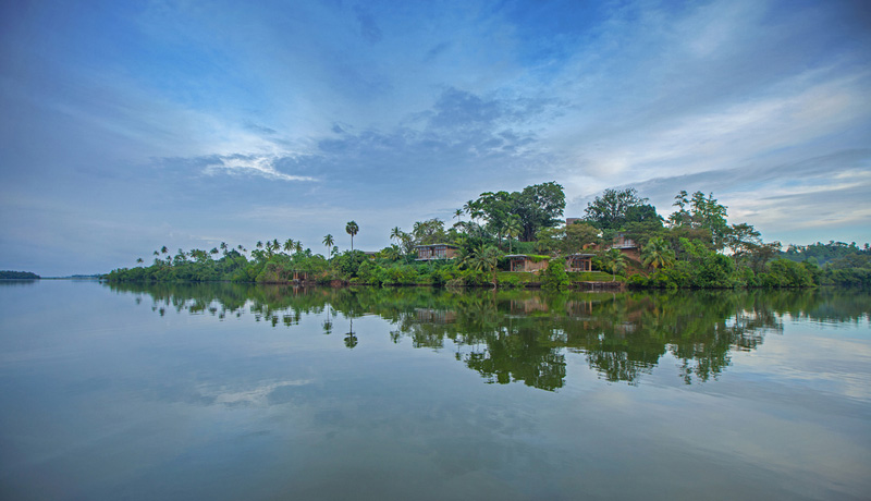 Этот курортный отель находится на острове посреди озера Шри-Ланки. 