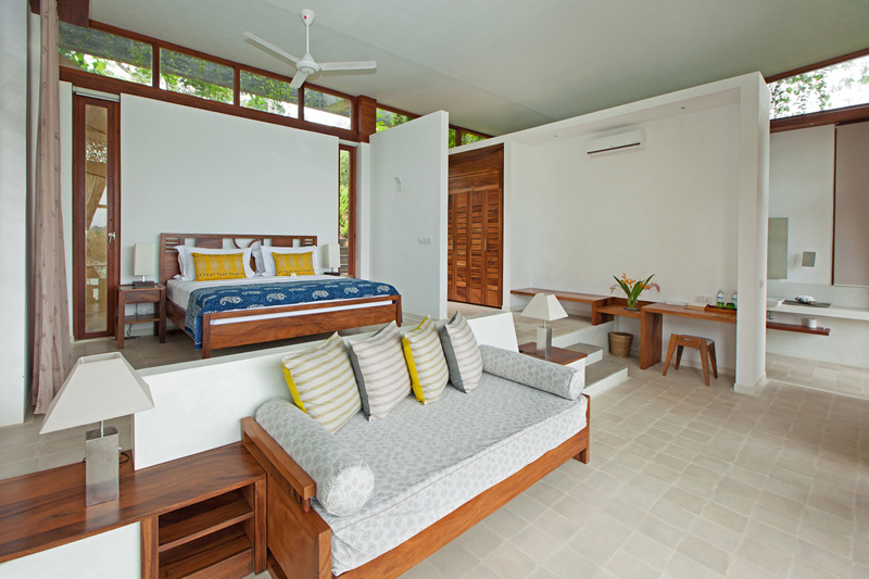 Этот курортный отель находится на острове посреди озера Шри-Ланки. 