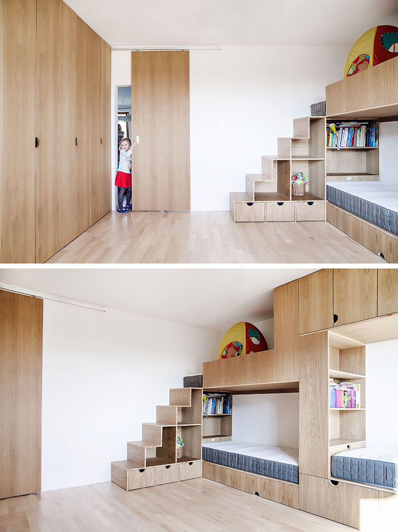 В этой современной детской спальне высокие потолки, раздвижная деревянная дверь, открытое пространство для игр, стена из шкафов и двухъярусная кровать, рассчитанная на троих. # Двухъярусная кровать # Детская комната # ДетскаяСпальня # Кабинеты #BedDesign