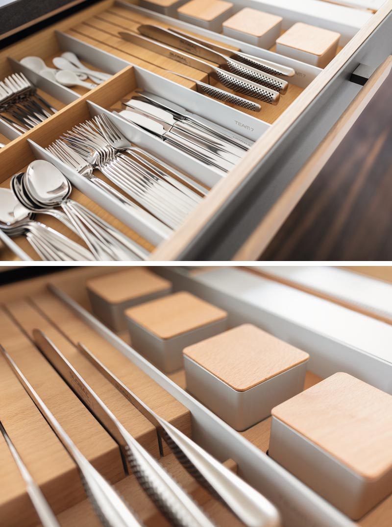 Идеи организации кухни - этот современный и модульный дизайн ящика сочетает в себе съемные подносы, вставки, разделители, блоки для ножей, банки для специй и рулоны фольги, которые можно настроить индивидуально. В фурнитуру ящика также может быть встроена специальная разделочная доска из массива дерева. #KitchenOrganization #KitchenDrawerDesign #KitchenDesign