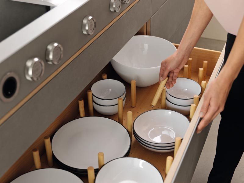 Вместо того, чтобы хранить тарелки и миски в шкафах, эта конструкция кухонного ящика оснащена деревянными разделителями, которые можно перемещать в зависимости от размера посуды. # КухняОрганизация # КухняЯщики # ПосудаХранение