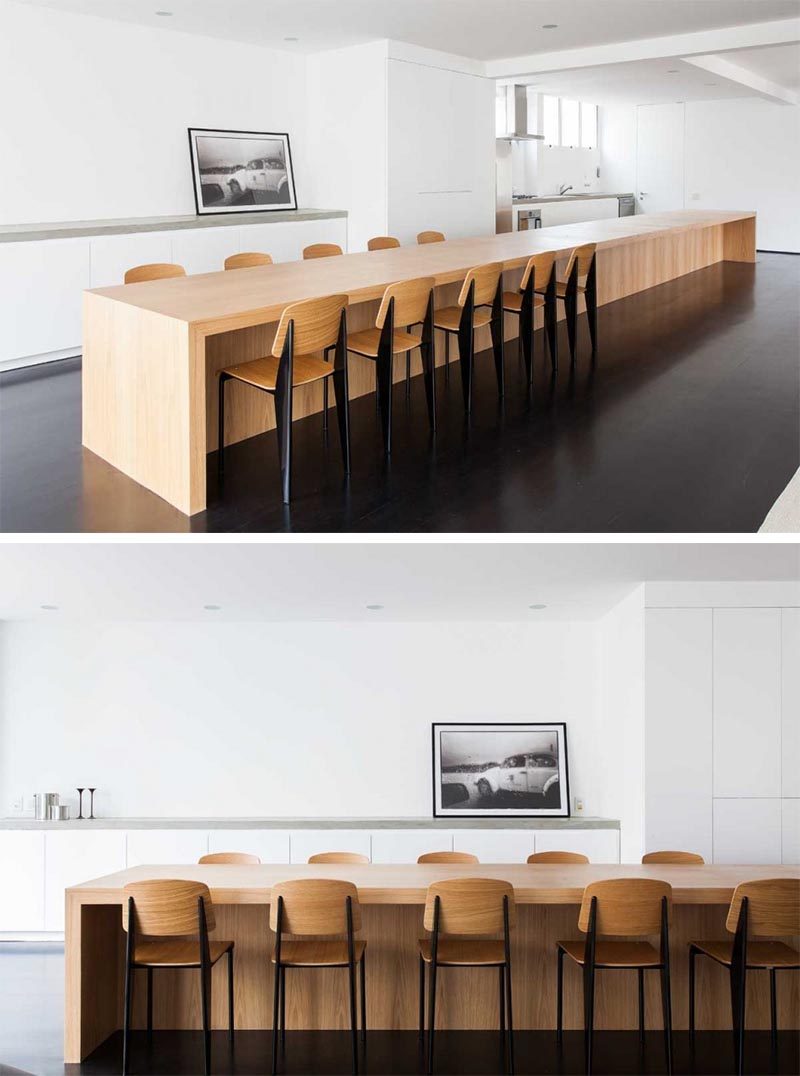 Когда у вас есть большая открытая кухня, один из вариантов дизайна - это иметь слишком длинный кухонный остров, который можно окружить множеством обеденных стульев, в зависимости от того, сколько людей будет есть. #KitchenIsland #LongKitchenIsland #KitchenDesign