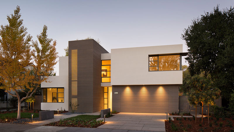 В этом современном доме белые формы сочетаются с горизонтальными линиями. #ModernHouse #ModernArchitecture