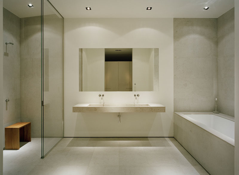 5 идей зеркал в ванной для двойного умывальника // Одно зеркало помогает сделать небольшой шов в ванной еще больше, отражая свет.