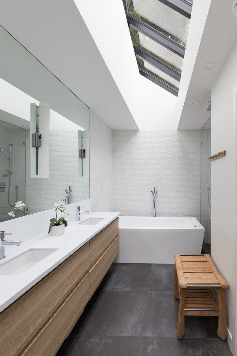 5 идей зеркал в ванной для двойного умывальника // Одно зеркало помогает сделать небольшой шов в ванной еще больше, отражая свет.