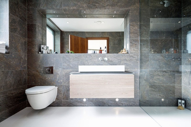 Идеи плитки для ванной - используйте большую плитку на полу и стенах // Эти большие настенные плитки добавляют текстуру в ванную комнату и создают необходимый контраст с супергладким белым полом.