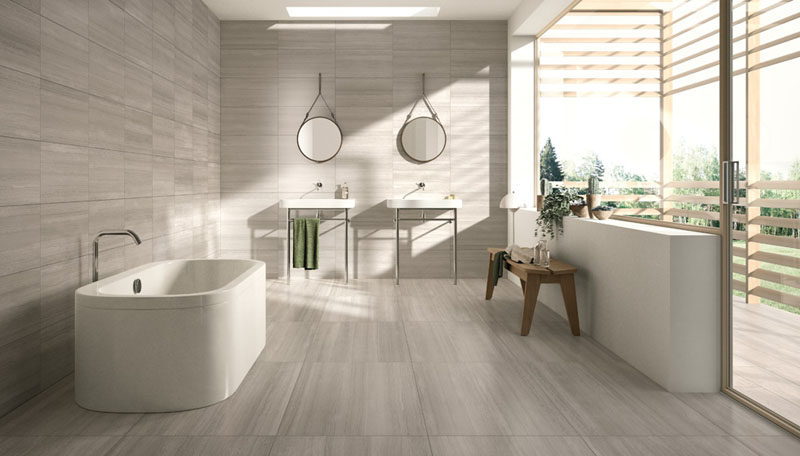 Идеи плитки для ванной комнаты - используйте большую плитку на полу и стенах // Большие светлые подходящие плитки на полу и стенах этой ванной комнаты делают пространство современным и ярким.