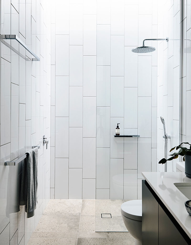 Идея дизайна плитки для ванной комнаты - негабаритная плитка для метро установлена ​​вертикально, а не горизонтально