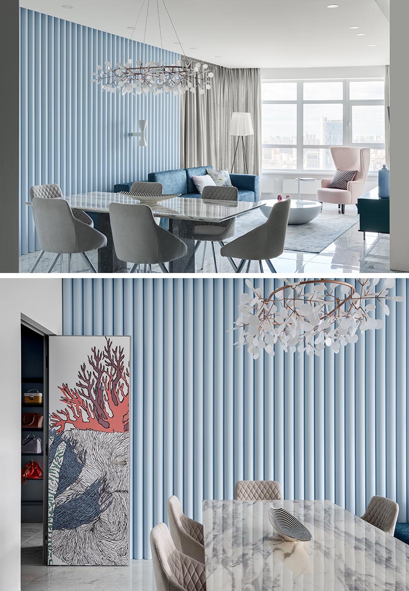 Эта нежно-голубая акцентная стена, созданная как способ добавить текстуры в комнату, сделана из панелей с ребристой отделкой, что позволяет естественному свету создавать постоянно меняющиеся тени на стене. #SoftBlueInterior #BlueAccentWall #TexturedAccentWall #InteriorDesign #Blue #LivingRoom
