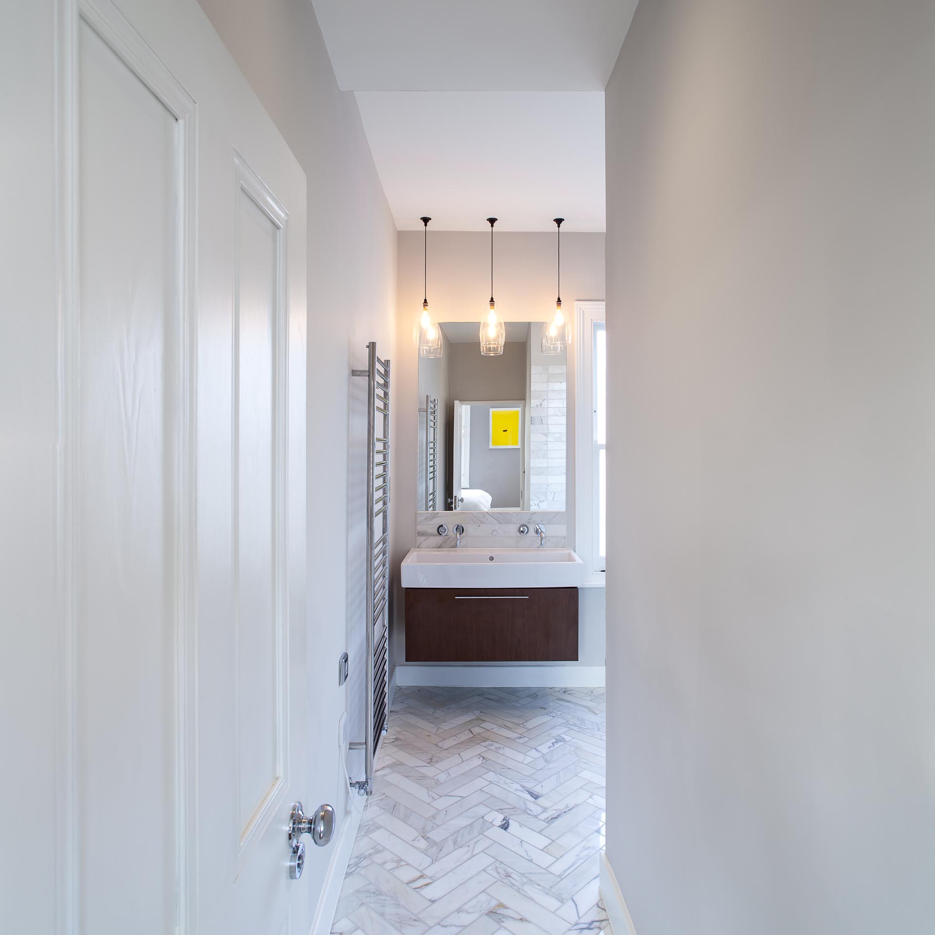 В этой современной ванной комнате пол и стены отделаны серой каменной плиткой.