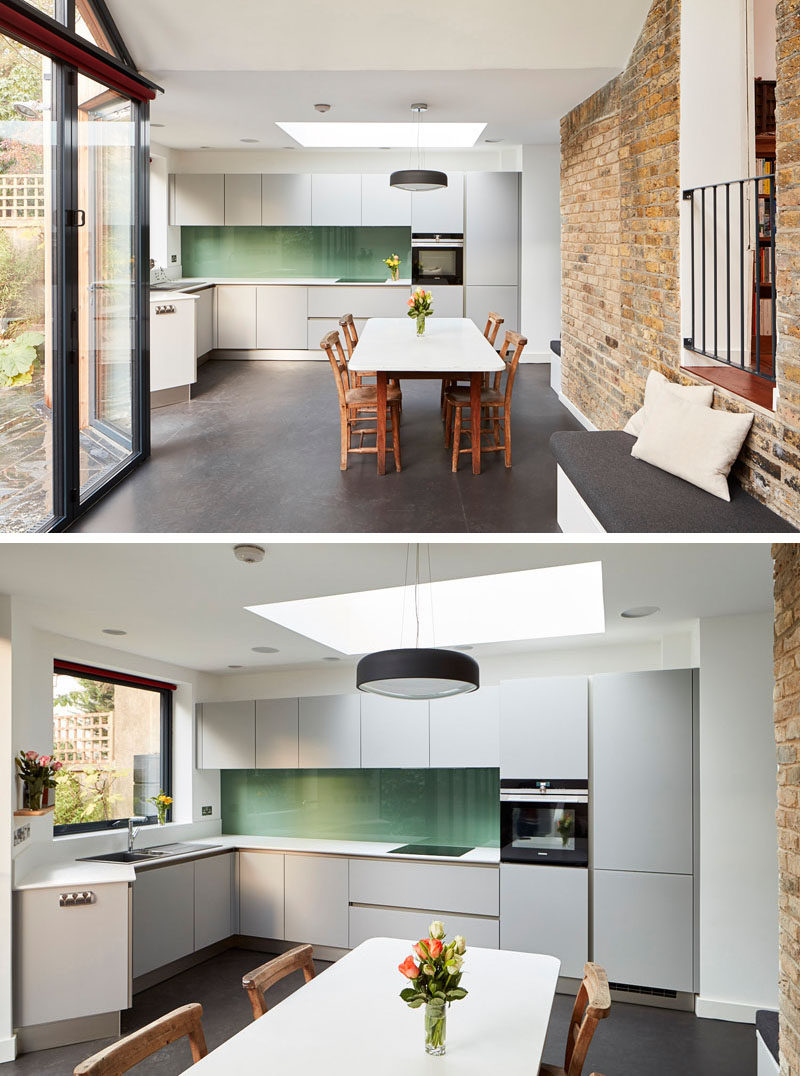 В этом старом доме есть новая пристройка с кухней со светло-серыми шкафами, белыми столешницами и зеленой фартукой. #KitchenDesign #SimpleKitchen #GreyCabinets