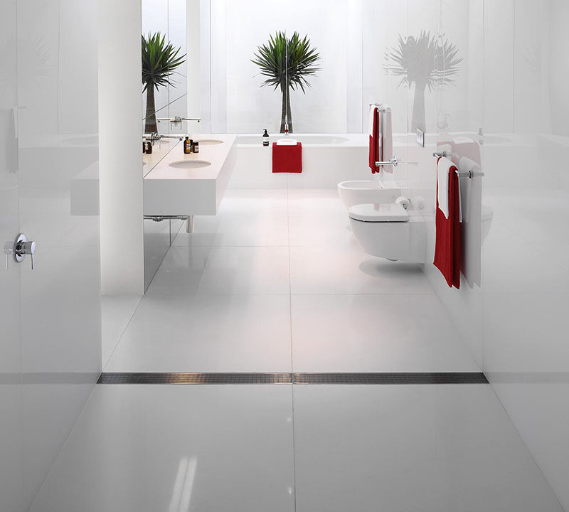 Идея дизайна ванной комнаты - включите линейный слив для душа // Линейные сливы для душа, также известные как сливы бесконечности, представляют собой сливные системы, которые лежат заподлицо с полом и почти полностью исчезают. #LinearShowerDrain #InvisibleShowerDrain #BathroomDesign #ShowerDesign #ShowerDrain