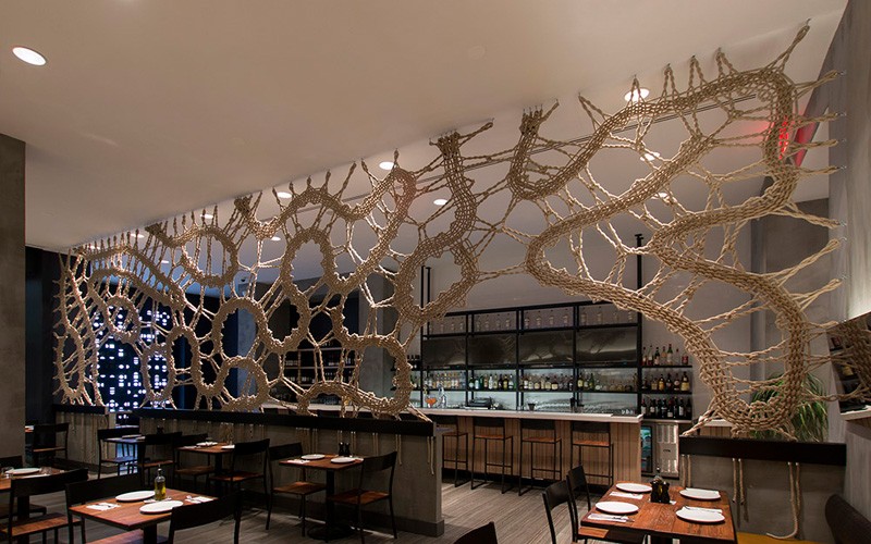 MANTZALIN разработал веревочную перегородку для Stix, нового ресторана средиземноморской кухни в Челси, Нью-Йорк. #RopeScreen #RestaurantDesign #RestaurantInterior #Rope #InteriorDesign