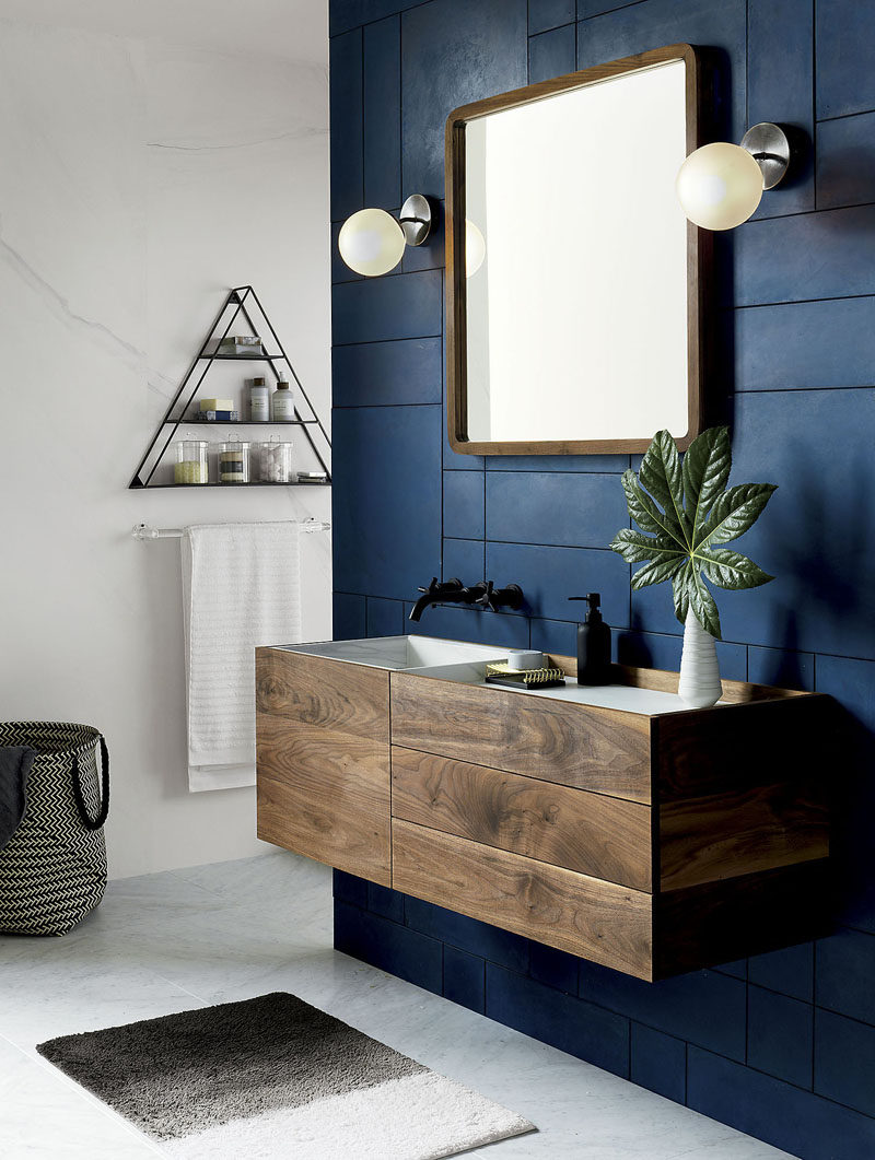 13 идей для создания более мужественной, мужской ванной комнаты // Темно-синяя стена с акцентом и элементы из темного дерева и металла придают этой ванной комнате уличный и мужественный вид, не делая ее темной или непривлекательной.