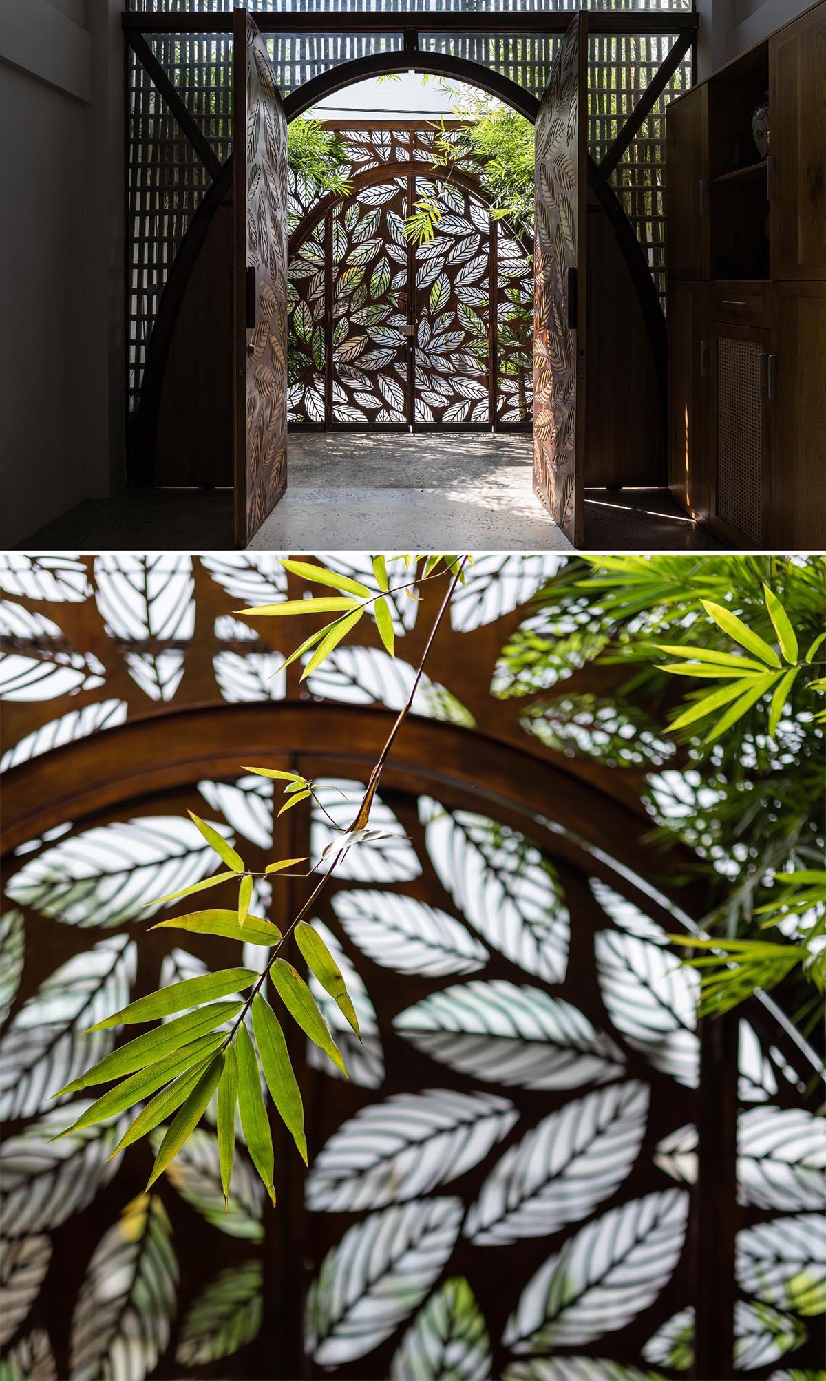 Металлические арочные двери с мотивом листьев встречают посетителей этого современного дома.