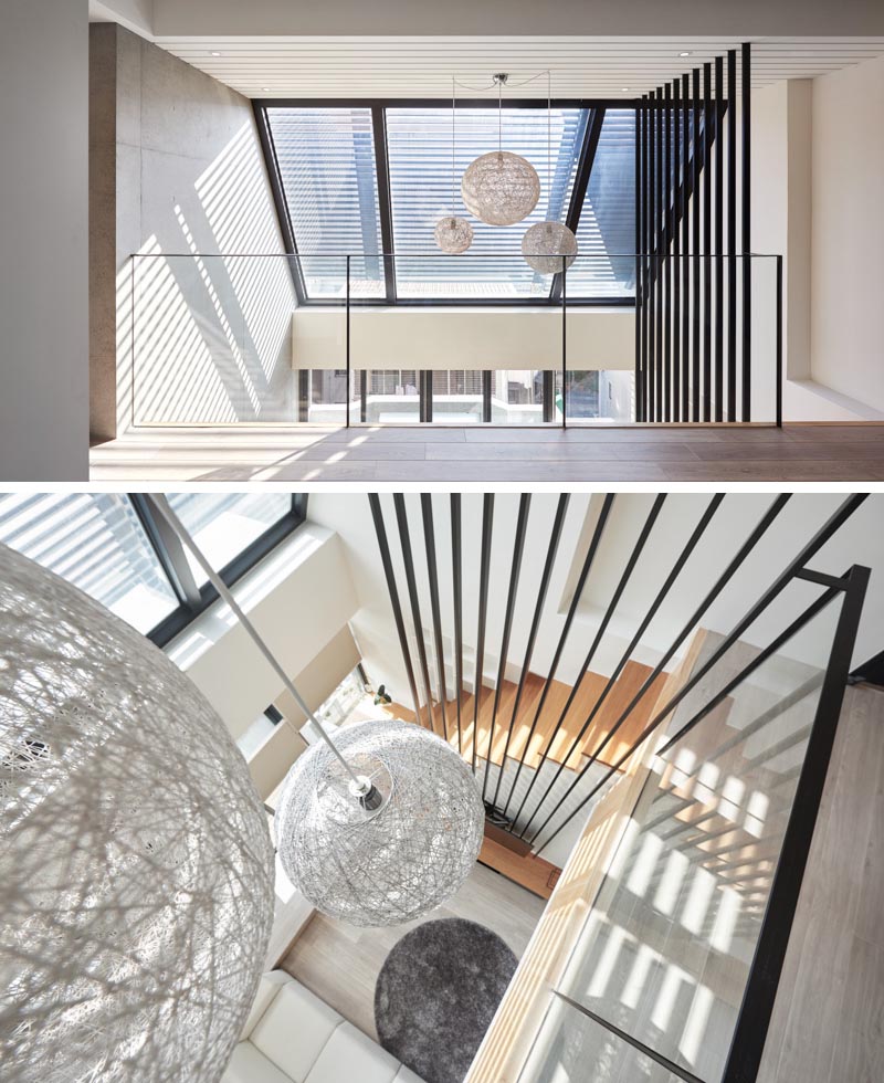 Фирма по дизайну интерьеров INDOT спроектировала современную квартиру на Тайване, которая представляет собой смелую коллекцию из 12 черных столбов, которые перемещаются от гостиной до высокого потолка. # Высокие потолки # TVMount #StairDesign