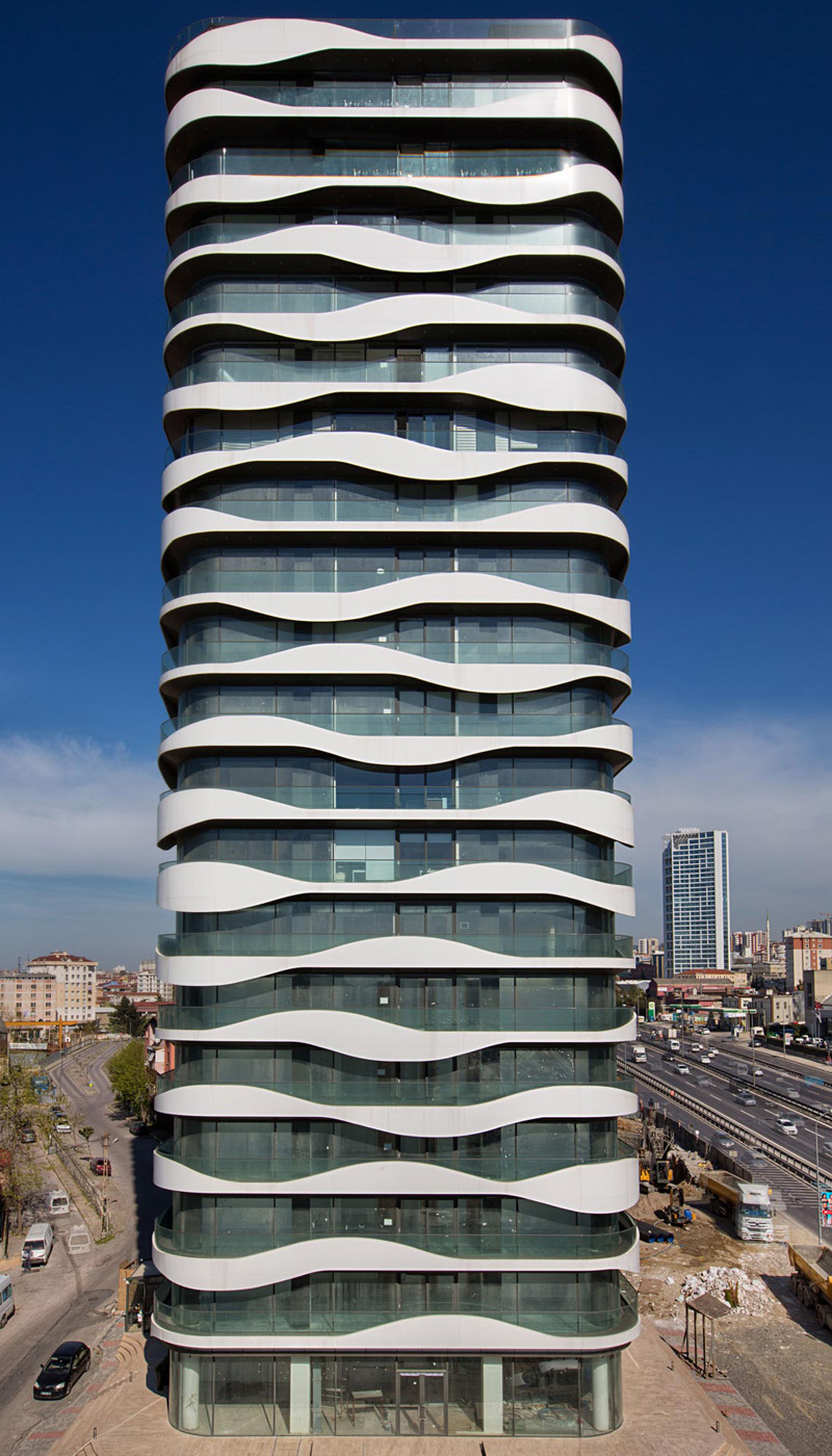 BFTA Mimarlik спроектировала Metro Ofis, здание в Стамбуле, Турция, с волнистыми алюминиевыми панелями, которые добавляют интерес к внешнему виду. # Современная архитектура # Волнистые панели # Современное строительство