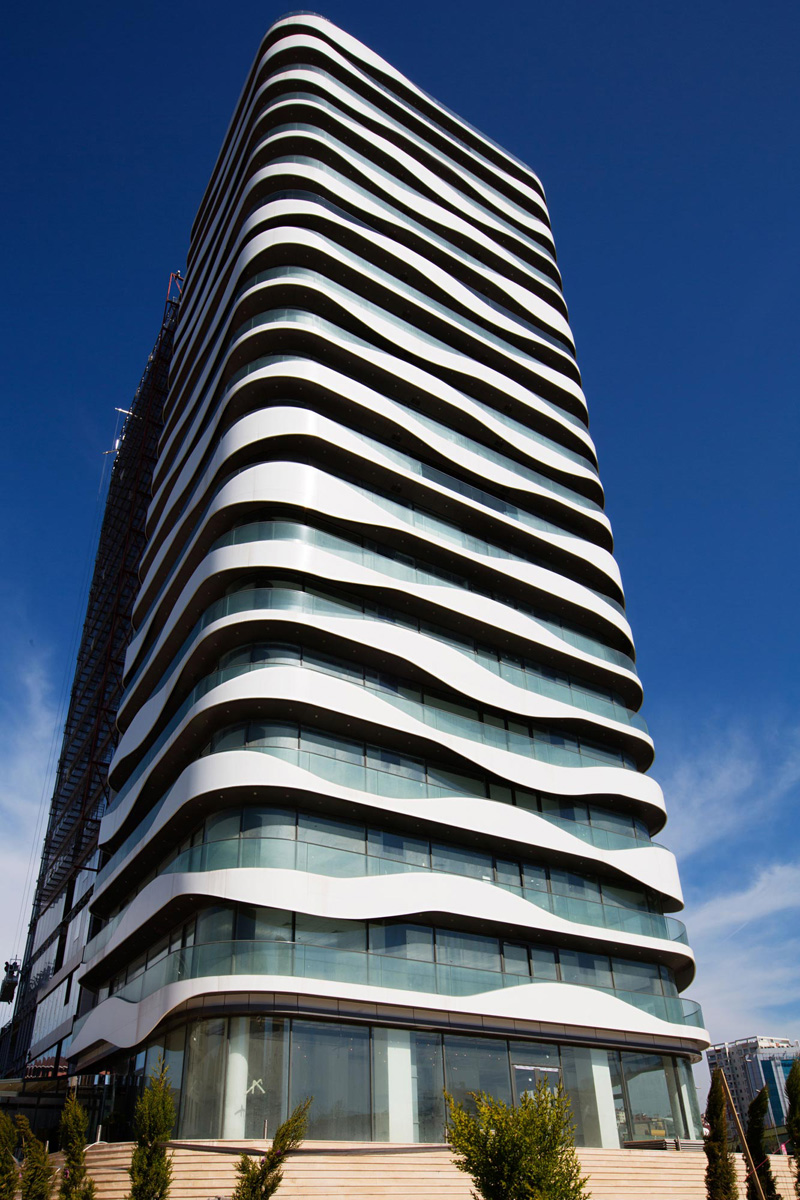 BFTA Mimarlik спроектировала Metro Ofis, здание в Стамбуле, Турция, с волнистыми алюминиевыми панелями, которые добавляют интерес к внешнему виду. # Современная архитектура # Волнистые панели # Современное строительство
