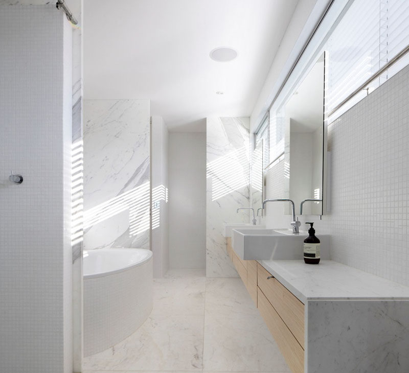 6 идей для создания минималистской ванной комнаты // Придерживайтесь нейтральной цветовой палитры. Используйте нейтральные цвета, такие как белый или серый, для стен и распределите другие нейтральные тона по всему пространству в качестве акцентов.