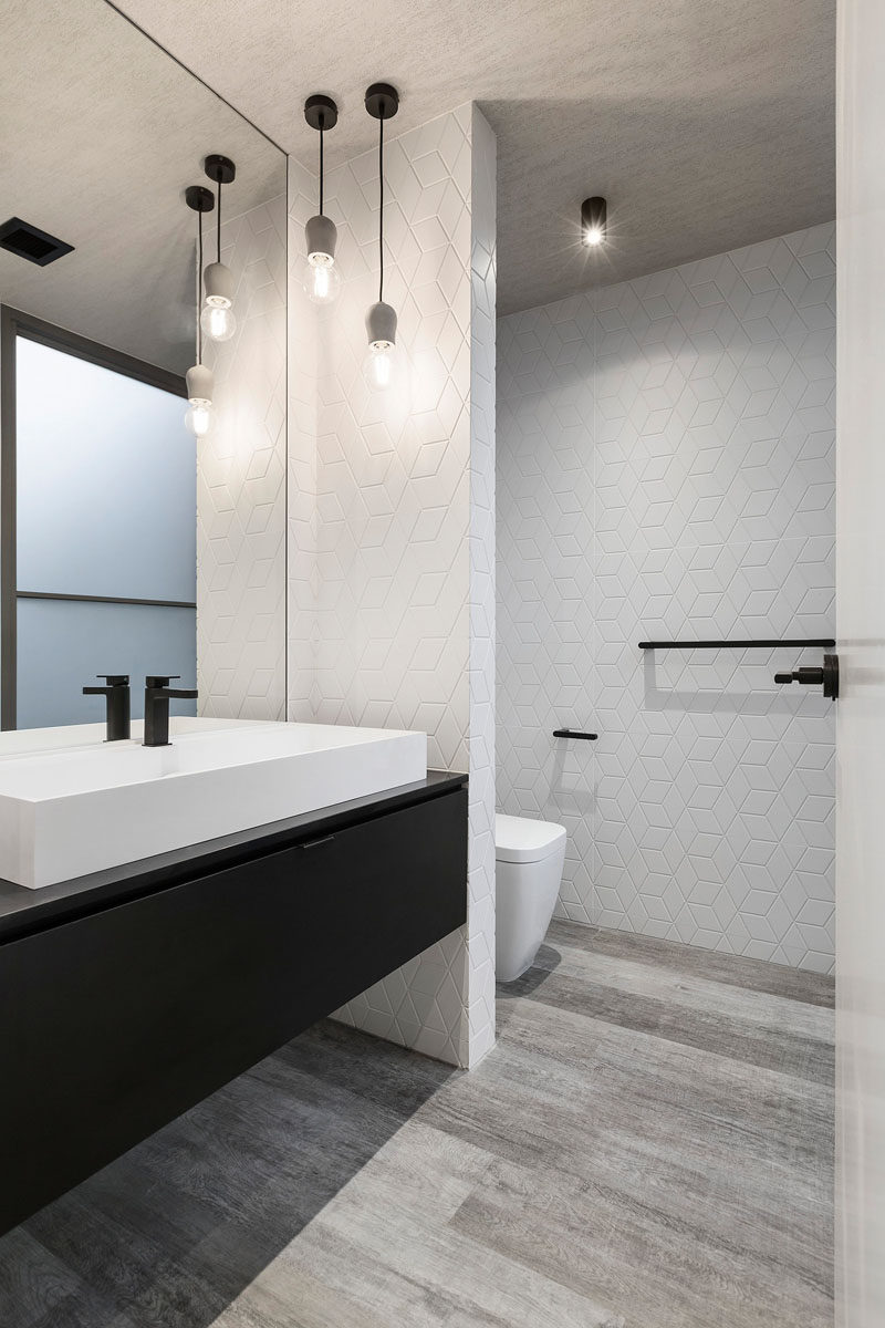 6 идей для создания минималистской ванной комнаты // Создание контраста --- Несмотря на то, что стены должны быть достаточно светлыми, добавление более темных элементов, таких как черная фурнитура, может сделать смелое заявление без добавления ненужных предметов.