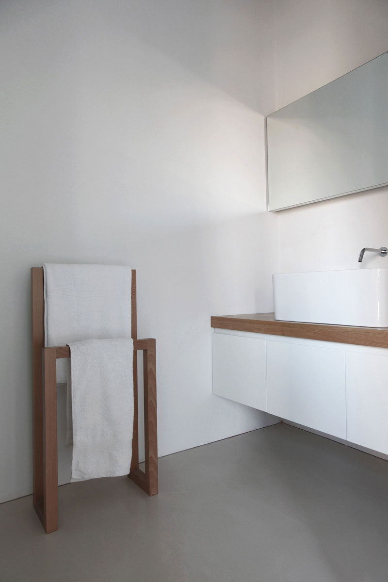 6 идей для создания минималистской ванной комнаты // Придерживайтесь простых материалов --- Добавление штриха дерева или бетона, чтобы компенсировать полностью белую ванную комнату, добавляет текстуру и тепло в ванную, сохраняя при этом простой эстетический вид.