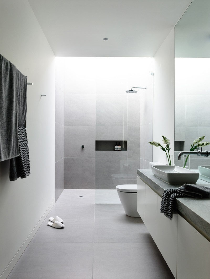 6 идей для создания минималистичной ванной комнаты // Не переборщите с магазином. Сохранение пустого пространства пустым и использование только того, что вам действительно нужно, необходимо для достижения минимализма в ванной комнате.