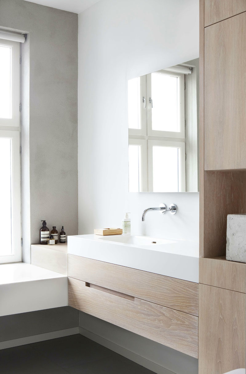 6 идей для создания минималистской ванной комнаты // Простые акценты и декор --- Все, что вы привносите в свою минималистичную ванную комнату, должно быть красивым и функциональным.