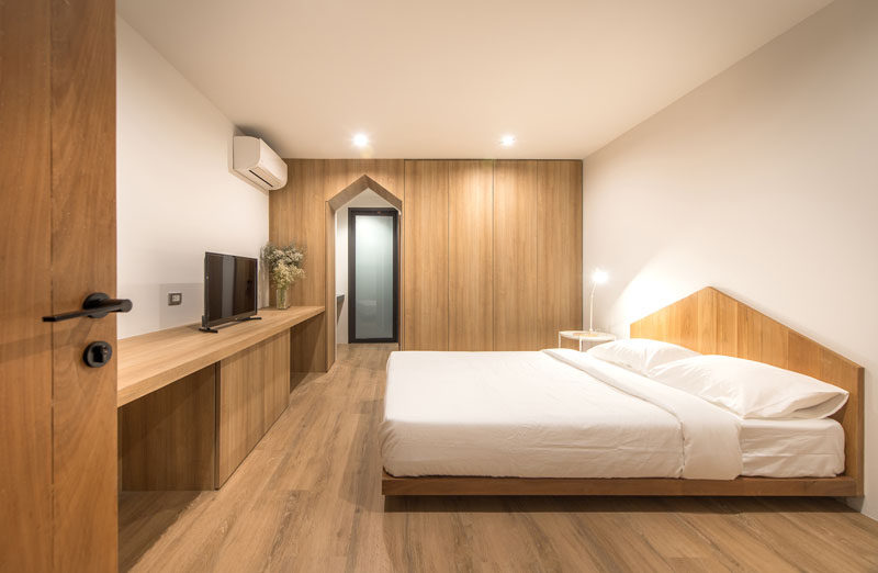  В этой современной и минималистской спальне элементы остроконечного дизайна включены в дверную раму и изголовье кровати. # Спальня 