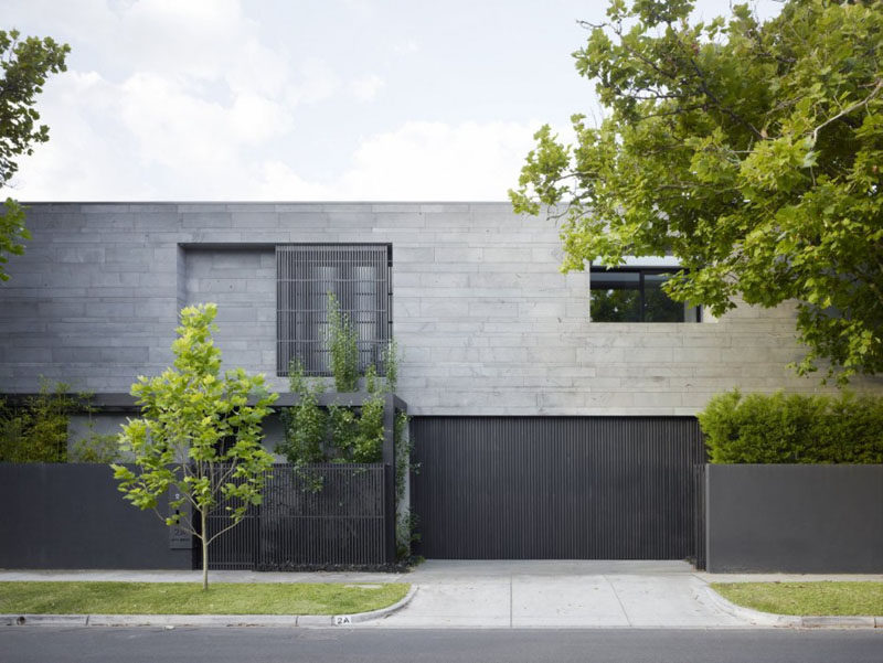  12 Современный минималистский экстерьер дома // Темные материалы снаружи придают дому минималистский вид и контрастируют с окружающей его зеленью. 