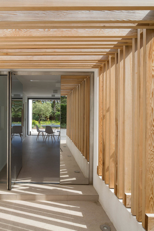 Этот дом в Сен-Тропе сочетает в себе белый цвет и дерево для создания современного тропического ощущения. 