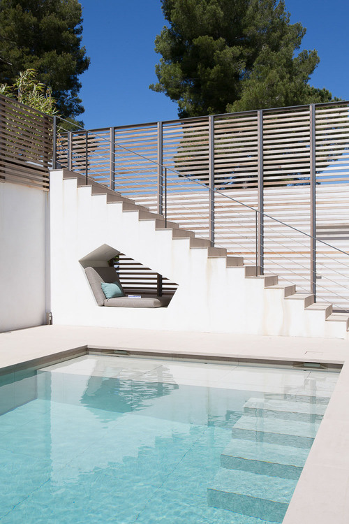 Это встроенный уголок для отдыха у бассейна в доме в Сен-Тропе. 