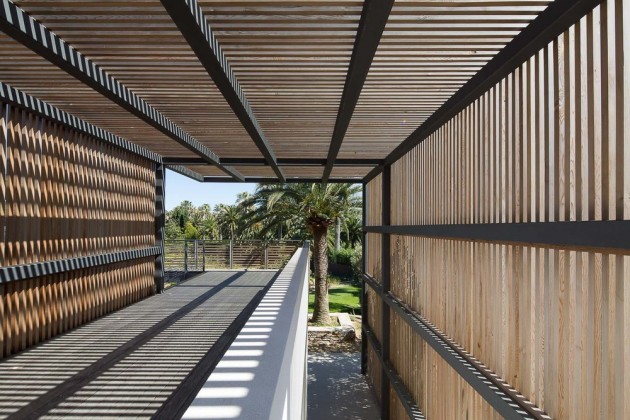 Пергола с деревянными планками создает тень для этого дома в Сен- Тропе. 