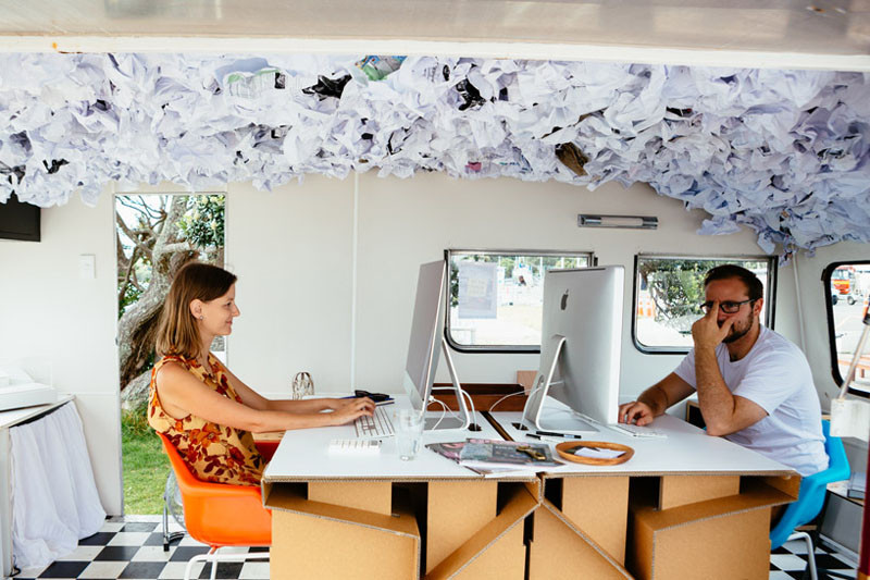 Эти архитекторы хотели работать на улице, поэтому они сделали мобильный офис в доме на колесах. 