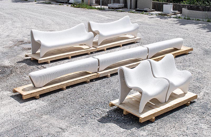 Коллекция современной уличной мебели из белого бетона, напечатанного на 3D-принтере.
