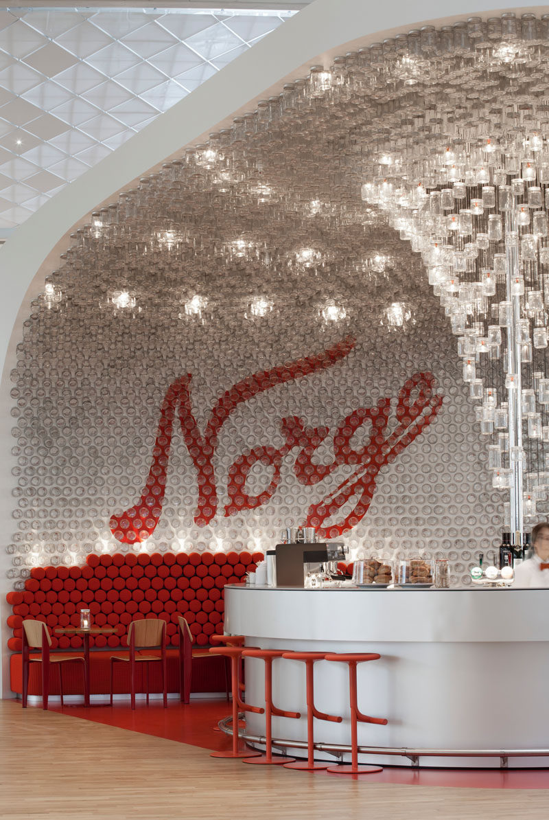 Более 4000 стеклянных банок были использованы для облицовки стен и потолка этого бара в аэропорту в Осло