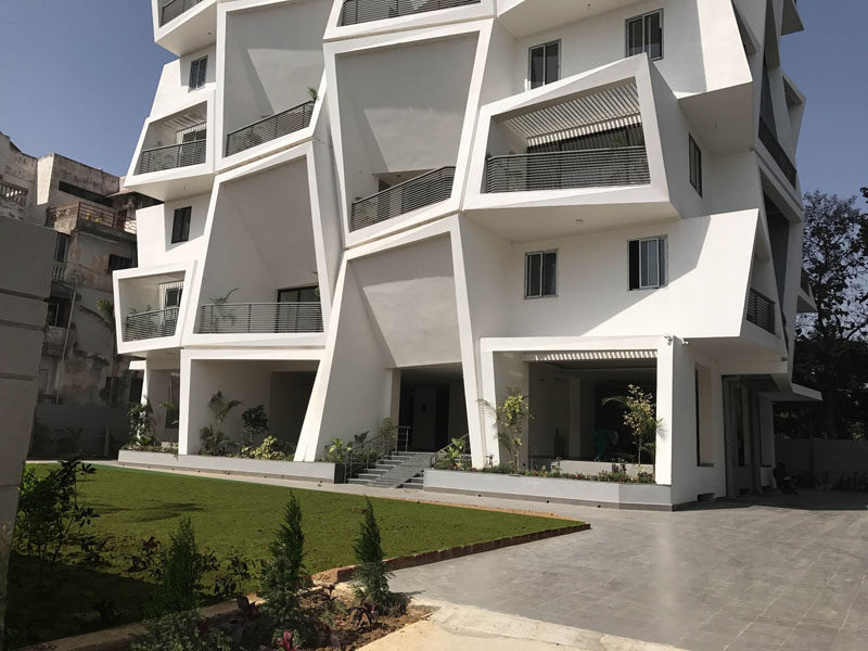 Sanjay Puri Architects спроектировали Ishatvam 9, 15-этажное жилое здание в Ранчи, Индия, в каждой квартире которого есть частные открытые пространства уникальной формы.