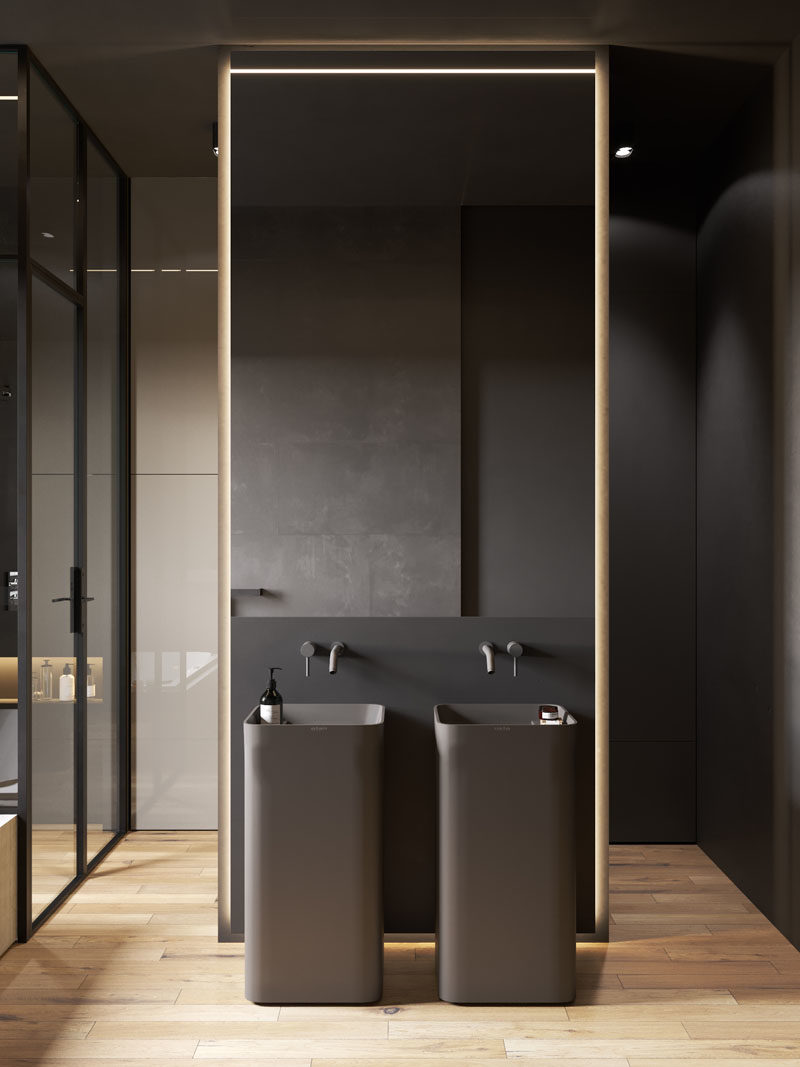 Идеи для ванных комнат - в этой современной ванной комнате две черные раковины на пьедестале расположены под зеркалом, белая ванна встроена и контрастирует с остальной частью комнаты, а душ заключен в стекло и имеет встроенную полку с освещением. #BathroomIdeas # ModernBathroom #BahroomDesign # DarkBathroom