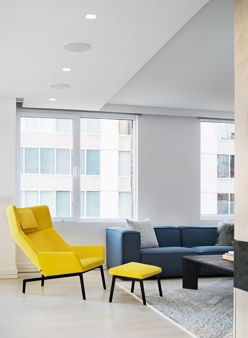 Желтое кресло и пуфик придают интерьеру этой современной квартиры красок, яркости и веселья. # ИнтерьерДизайн # СовременныйИнтерьер
