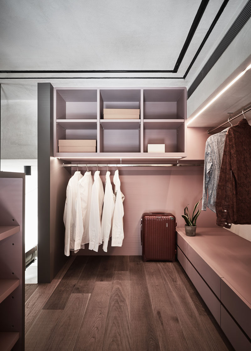 В этой современной спальне есть открытый шкаф с индивидуальными стеллажами и встроенным освещением. #Closet #OpenCloset